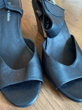 Sandale en cuir noir avec bride à la cheville ajustable